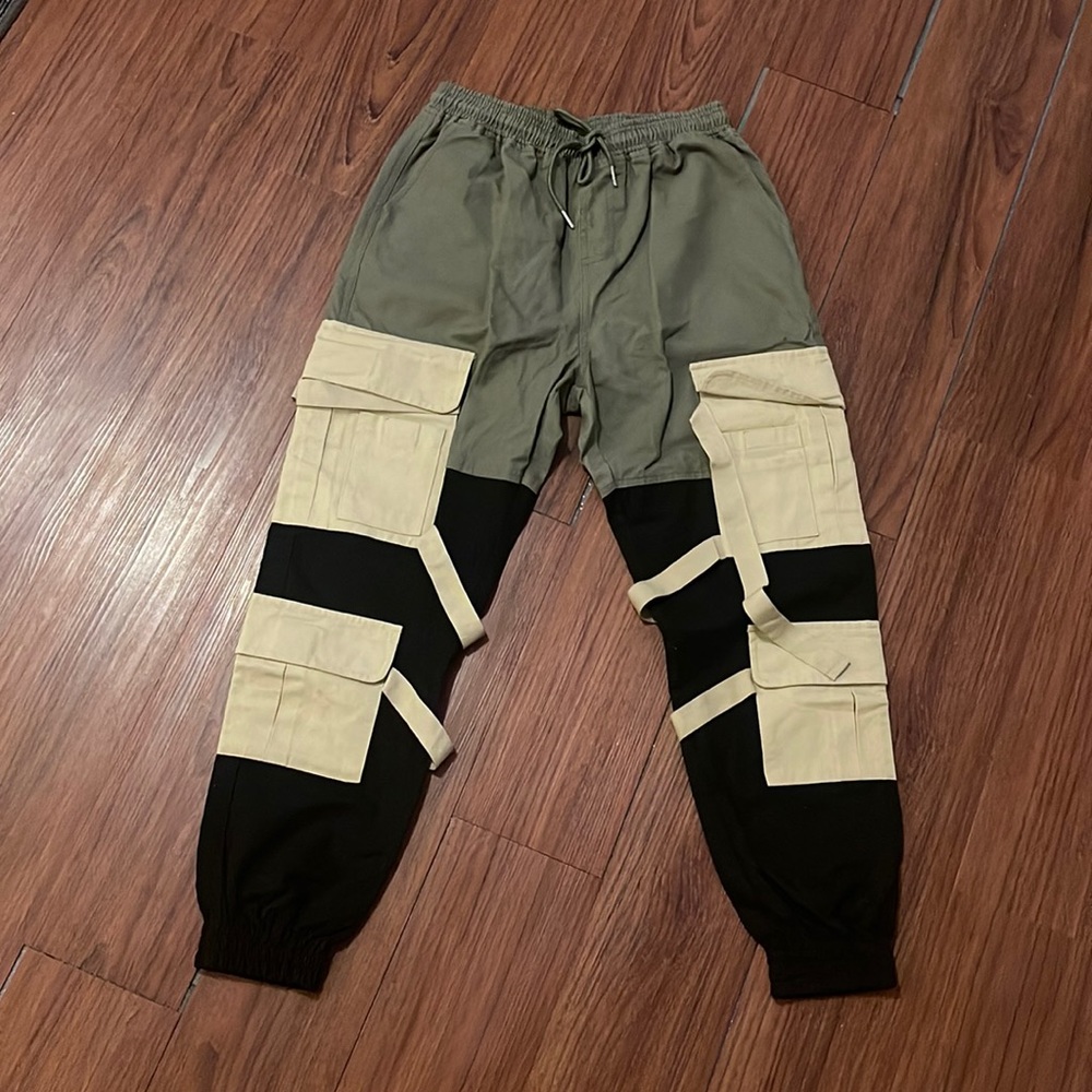 Super cute & stylish cargo jogger. Never worn!